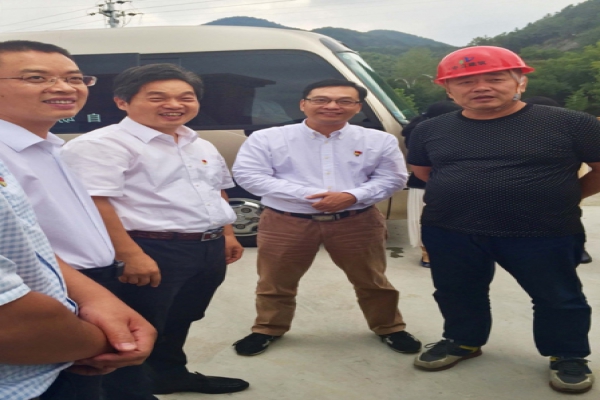 市委常委、區(qū)委書記葛學(xué)斌視察古堰畫鄉(xiāng)游客接待中心建設(shè)項(xiàng)目